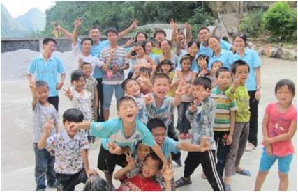 武漢理工大學“蛋蛋在行動”團隊支教地點是廣西南寧市馬山縣古寨鄉隆林小學。7月18日,他們為孩子們舉辦了趣味運動會,包括田徑,跳繩,搭橋過河,兩人三足等項目,場面十分熱烈。運動會落幕后,支教隊與孩子們開心合影。