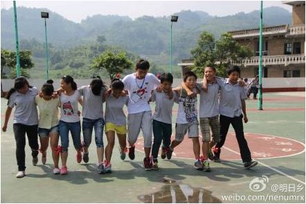 7月21日,“明日鄉(xiāng)”公益支教團(tuán)四川小分隊(duì),在宜賓底洞中學(xué)舉辦了趣味運(yùn)動(dòng)會(huì)。隊(duì)員和學(xué)生們齊上陣,在游戲中揮灑汗水,傳遞關(guān)愛與熱情。