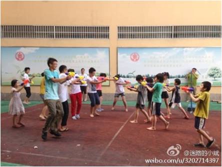 溫州大學“心翼” 社會實踐隊,在7月7日至20日來到溫州市救助管理中心進行關注流浪兒童的公益活動。他們為流浪兒童提供心理和物質上的支持,一部分隊員給流浪兒童上藝術、體育、文化等課程;另一部分隊員則去打工賺錢,為流浪兒童購買生活必需品和學習用品。圖為“心翼”隊員與流浪兒童們正在舉行“潑水節”,現場歡聲笑語、一片歡騰。