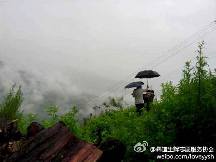 江南大學(xué)“彝誼生輝”志愿服務(wù)隊曾六次赴大涼山開展暑期實踐,今年的支教地點是涼山州德昌縣熱河鄉(xiāng)小司達(dá)村。7月7日,服務(wù)隊來到這里,開始近一個月的“篤學(xué)”支教夏令營。服務(wù)隊還積極尋找廠商合作,為村里募捐了不少節(jié)能用品和舊服裝。圖為一名孩子突發(fā)腹痛,隊員們冒雨攀越山路背她回家。