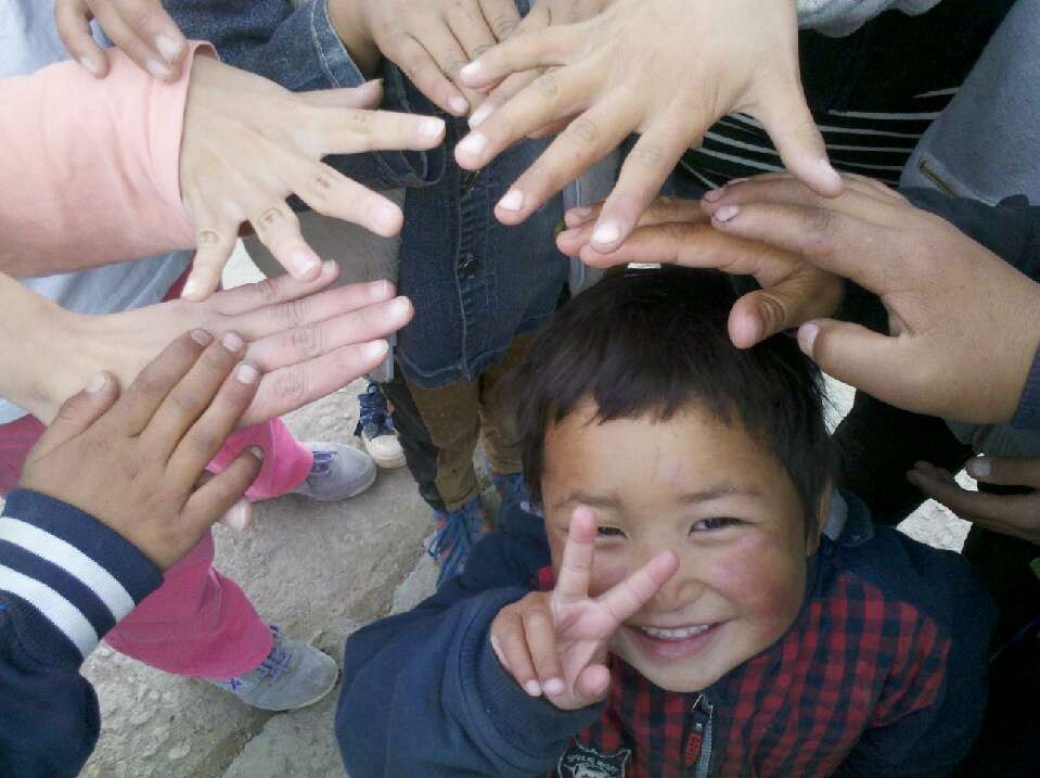 電子科技大學“紅心”支教隊的隊員們此次實踐地是青海省青海湖甲乙村的孤殘學校。7月15日,隊員們為孩子們帶去了學習用品,體育用品和教學物資,希望不僅能讓孤殘兒童更好的生活和學習,還能讓孩子們了解更多的外界信息,真正感受到外界的關心。圖為孩子們面對隊員的鏡頭喜笑顏開。