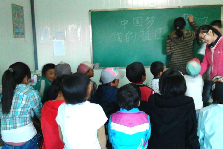 7月20日,電子科技大學(xué)“紅心”支教隊(duì)與青海湖畔孤殘學(xué)校支教活動(dòng)——與孩子共話“中國夢,我的祖國”活動(dòng)如期舉行。孩子們雖然年紀(jì)幼小,經(jīng)歷坎坷,但是談起祖國二字,卻依然飽含單純的深情。