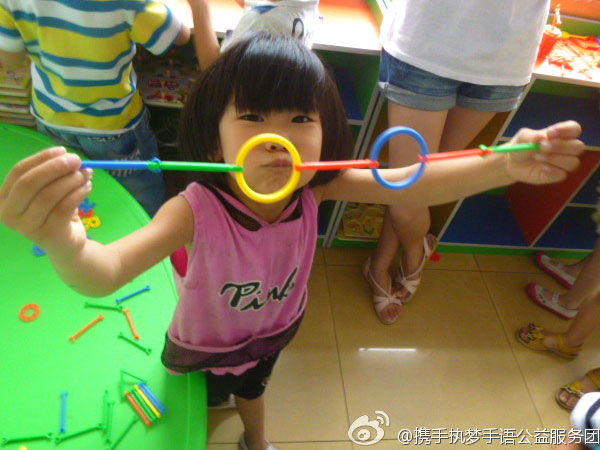 7月8日至8月15日,山東理工大學“攜手執(zhí)夢”手語公益服務團在山東淄博舉辦了為期37天的公益活動。他們深入落后地區(qū)走訪聾啞兒童的家庭,了解并記錄聾啞兒童生活和教育狀況,開展無障礙手語培訓班。圖為山東省淄博市百靈康復中心的孩子們展示他們的創(chuàng)意手工。