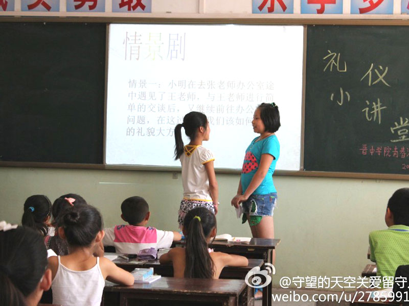 晉中學(xué)院“青春鴻晉”志愿團隊計劃通過課業(yè)輔導(dǎo)、心理輔導(dǎo)、藝術(shù)熏陶、主題教育四個模塊的教育,促進(jìn)農(nóng)村兒童的健康成長,培養(yǎng)兒童多方面的興趣愛好。圖為課堂上孩子們在通過情景劇的方式學(xué)習(xí)禮儀。