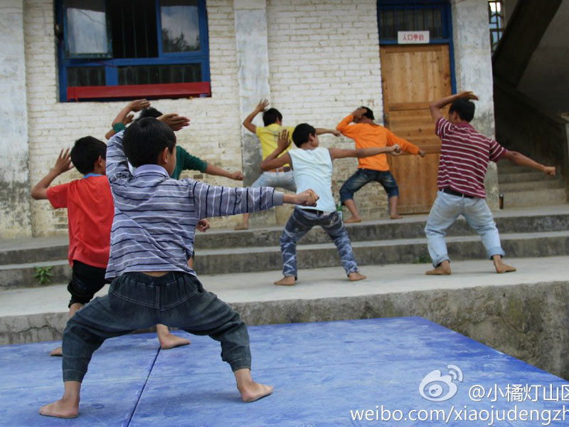 7月31日,“小橘燈”山區(qū)助學(xué)江由支教隊在黔西南貞豐縣魯容鄉(xiāng)江由小學(xué)為期20天的支教活動即將結(jié)束。師生們都熱烈的投入到了文藝匯演的準(zhǔn)備階段。圖為孩子們在為匯演賣力的排練。