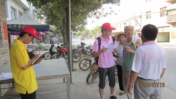 7月12日,合肥工業(yè)大學(xué)青弋江涇縣段生態(tài)環(huán)境調(diào)研團(tuán)隊(duì)到達(dá)安徽省涇縣昌橋鄉(xiāng)昌橋村,立刻投入了實(shí)踐工作中。圖為隊(duì)員們在街頭對當(dāng)?shù)鼐用襁M(jìn)行問卷調(diào)查。