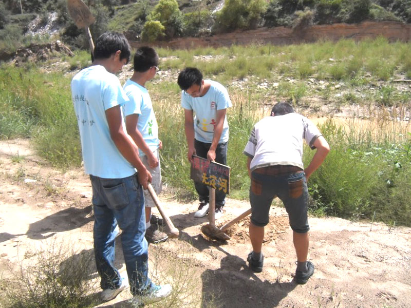 7月19日,陜西科技大學(xué)材料學(xué)院大學(xué)生公益團(tuán)隊(duì)來(lái)到綏德,對(duì)“保護(hù)無(wú)定河”實(shí)踐活動(dòng)進(jìn)行宣傳。圖為團(tuán)隊(duì)在無(wú)定河沿岸樹(shù)立“保護(hù)無(wú)定河”的宣傳標(biāo)識(shí)。