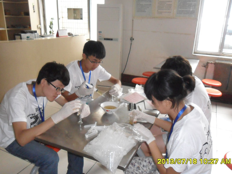 7��27�գ����ϴ�W���YԴ�ɡ�����������`��꠵��_��һ�����`�ء����ĳǡ�꠆T���R��ͣ��ǰ����һ��ȡ���c�M��ȡ�ӹ������D��꠆T���ڌ�200ml�Ę�Ʒ�b�M20��С������ԇ��ƿ�С�