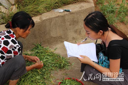 隊員入戶走訪做問卷調查。