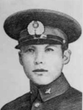 鐺��ģ�1916�꣭1937��8��17�գ����|������ˣ���܊��5���մ���w�ІT�� ����һ�ˡ���׃�����܊����У���ڮ��I��1937��8��17�գ����ٵ������Zը�Ϻ����Ĵ�·��܊�܊˾��r�����ձ�܊�֮�����ړ��У��C������鐺�����������딳ꇣ��┵ʮ���ձ�ʿ���������񽵣�鐺��Ĳ������ӡ����w�ІT����֘�����������܊��֮�������һ�w�ӏ��Ԛ�ѳ����������������һ����������Ӣ�ҡ�