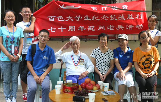 “右江傳奇”團(tuán)隊(duì)與抗戰(zhàn)老兵麥成坤(左四)合影。