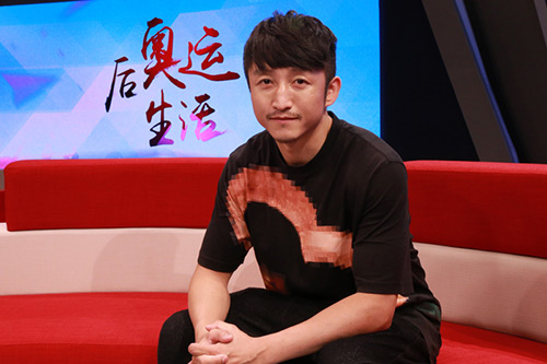 近日,奧運冠軍、職業拳擊手鄒市明做客人民網強國論壇“后奧運生活”系列訪談,以“鄒市明的后奧運生活”為題與網友分享他對工作、生活的感悟。