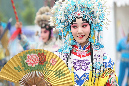 現(xiàn)場(chǎng)演員。 溫明 攝