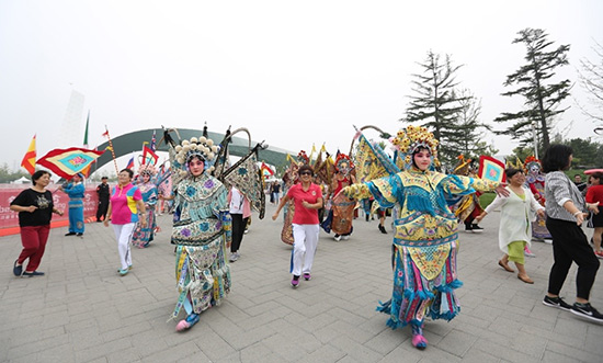 現(xiàn)場(chǎng)觀眾與演員一起舞動(dòng)起來(lái)。 溫明 攝