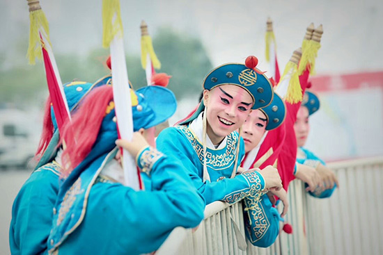 現(xiàn)場(chǎng)演員。 溫明 攝