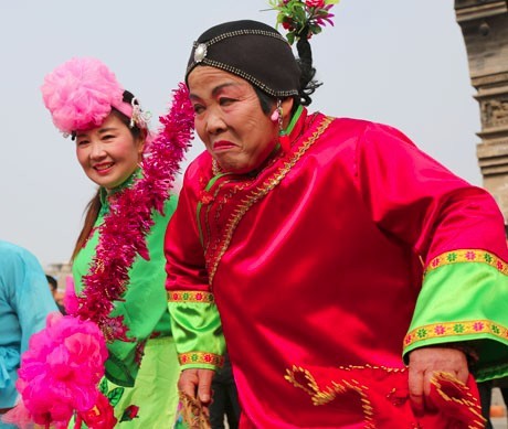 大年初一,安徽潁上縣舉行了豐富多彩的街頭文化活動(dòng),傳統(tǒng)民俗多姿多彩,各族群眾鬧新春。 安徽阜陽(yáng)網(wǎng)友“潁河之子” 攝