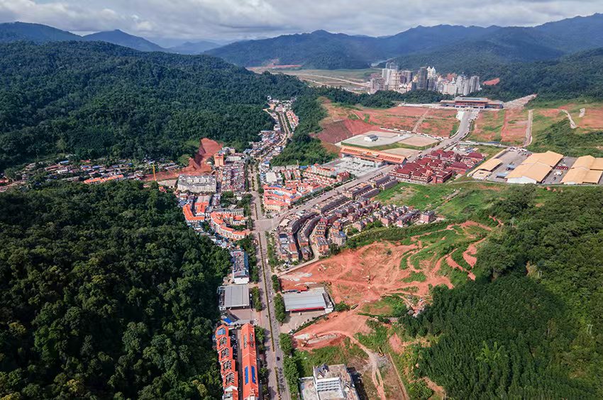 磨憨口岸俯瞰,右前方高層白色建筑群為老撾境內(nèi)。人民網(wǎng)記者 符皓攝