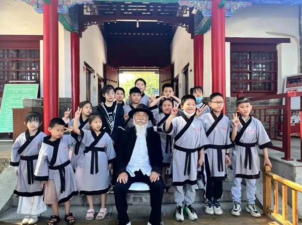 聽孔廟歷史見證人——白胡子爺爺講述臨沂城過去的故事。臨沂市博物館供圖