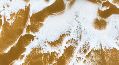 沙漠下大雪像極了“咖啡拉花”