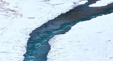 黃河冰面出現“翡翠”水帶